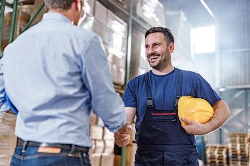 Hombres saludandose en industria